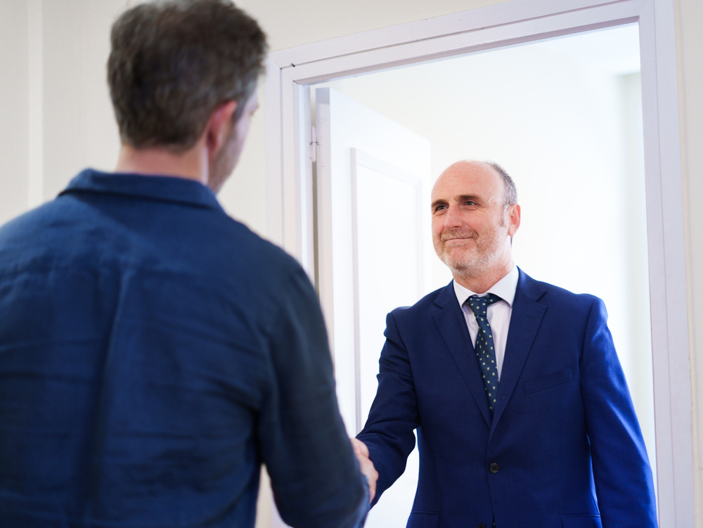 Miguel Javaloyes da la mano a un cliente en su despacho para comenzar una reunión de asesoramiento legal personalizado.