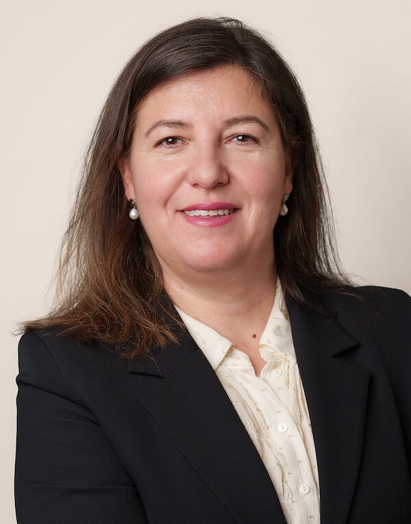 Ana Feijóo Santiago, abogada experta en derecho inmobiliario, mercantil y tributario, con más de 20 años de experiencia.