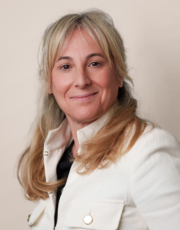 Arancha Torres, profesional administrativa con experiencia legal en gestión operativa, documentación y atención al cliente.