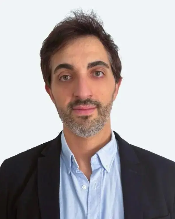 Retrato de Adrián Pantioso Conde, gestor de contenido especializado en marketing digital para despachos de abogados.