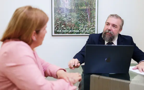 Abogado de Javaloyes Legal conversa con una clienta durante una reunión en su despacho profesional.