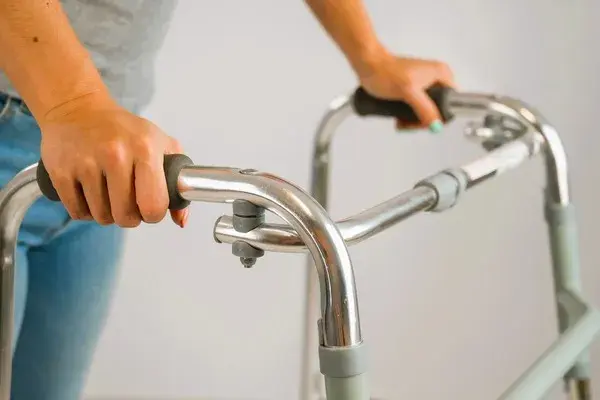 Persona usando andador, representando limitaciones físicas relacionadas con la incapacidad permanente.