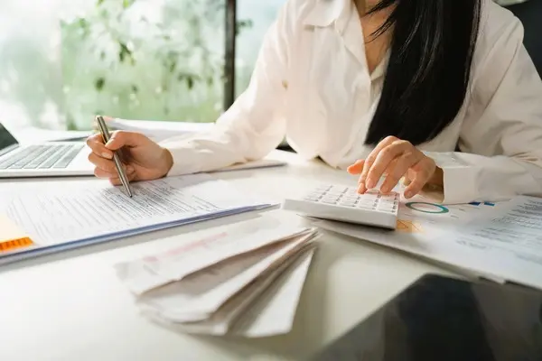 Reunión laboral con documentos, representando el proceso formal para despedir a un trabajador.