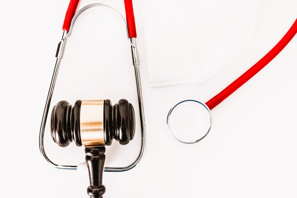 Mazo judicial junto a un estetoscopio, simbolizando la denuncia por negligencia médica en la Seguridad Social.