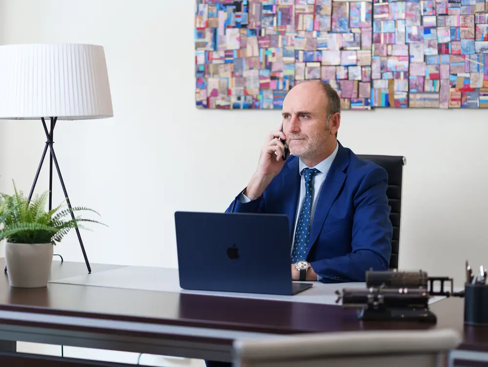 El abogado Miguel Javaloyes atiende una llamada telefónica en su despacho profesional.