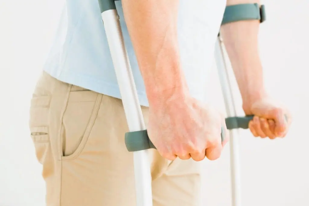 Persona usando muletas, ilustrando el momento en que el INSS propone una incapacidad permanente tras valoración médica.