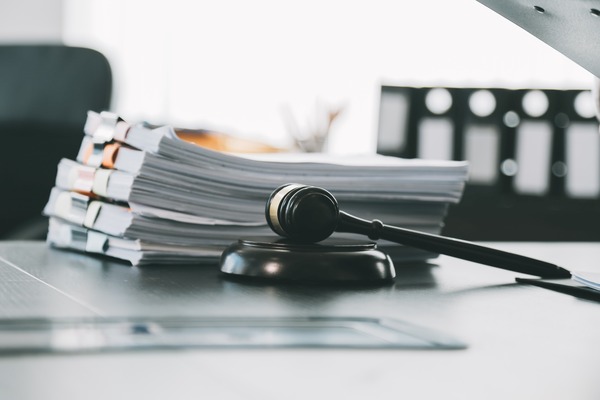 Mazo judicial sobre escritorio junto a expedientes, representando la presentación de un recurso de apelación.