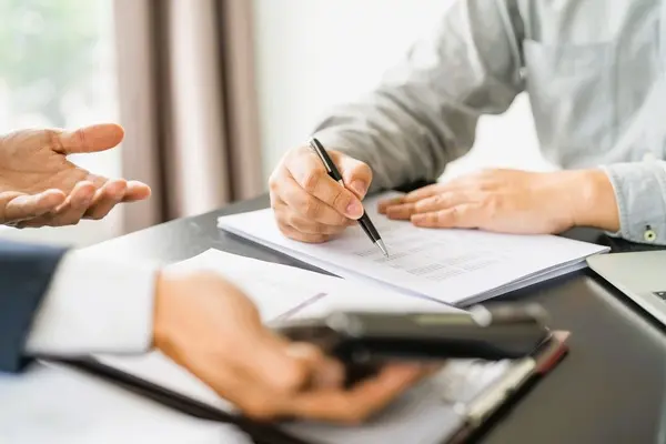 Firma de documentos laborales tras un despido disciplinario sin derecho a indemnización legal.
