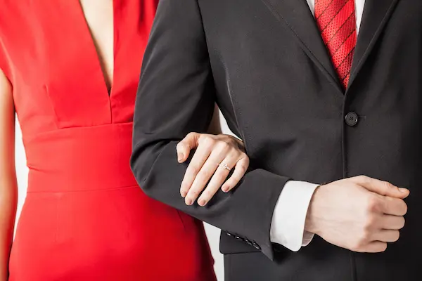 Pareja de empleados con vestimenta formal simboliza una relación sentimental en el entorno laboral, tema del post.