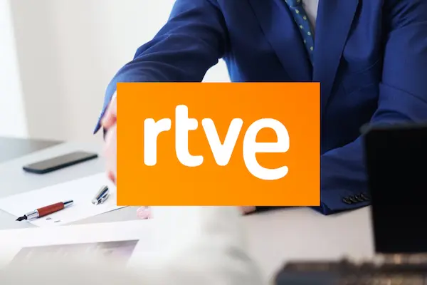 Manos firmando documentos junto al logotipo de RTVE, en relación con la reforma de indemnización por despido.