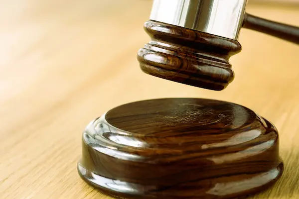Mazo judicial sobre mesa de madera, representando la resolución de un recurso de casación y sus posibles resultados.