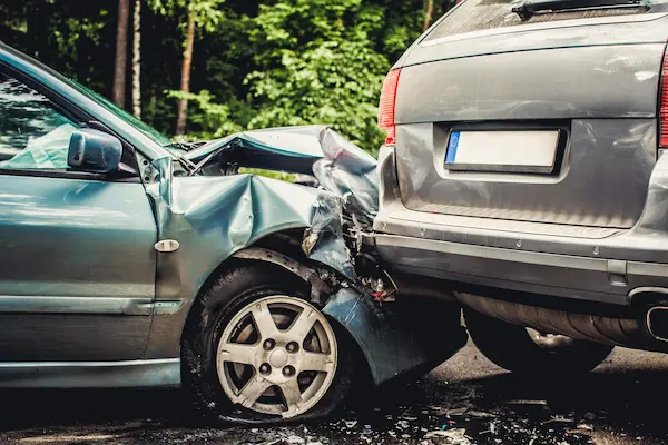 Coche choca por detrás contra otro, vinculado al atestado policial en siniestros de tráfico y sus implicaciones legales.