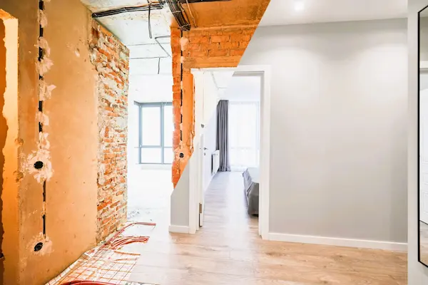 Comparativa entre local en obras y espacio convertido en vivienda, relacionado con cambio de uso en Madrid.