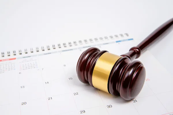 Mazo judicial sobre calendario, simbolizando el plazo legal para reclamar por negligencia médica ante los tribunales.