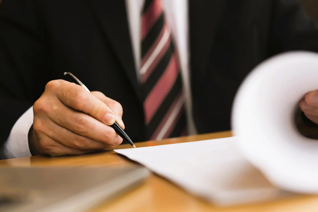 Persona revisando y firmando documentos, representando los distintos tipos de recursos administrativos existentes.