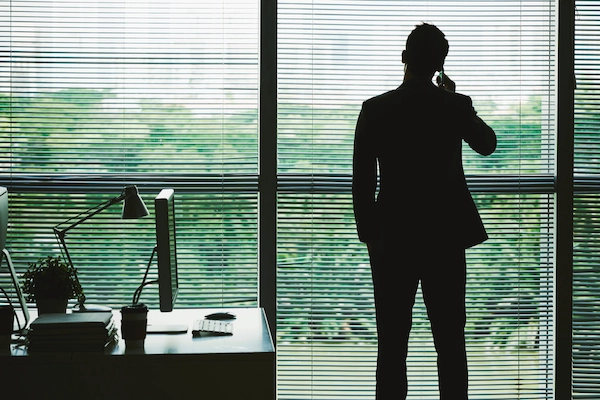 Hombre de negocios al teléfono en oficina, simboliza reflexión sobre cómo probar un caso de administración desleal.