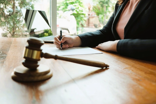 Abogada redacta un documento judicial en su despacho, ilustrando el proceso del recurso de casación en materia civil.