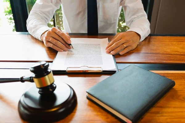 Abogado revisa un documento legal en su despacho, ilustrando el concepto de recurso de casación para unificar doctrina.