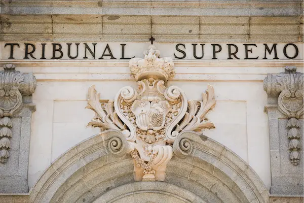 Fachada del Tribunal Supremo de España, simboliza la espera en la resolución de un recurso de casación.