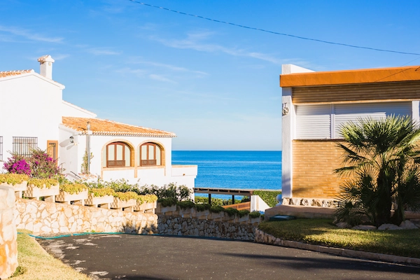 Vista de viviendas junto al mar en España, representando la compra de propiedad por extranjeros y el atractivo del mercado inmobiliario español
