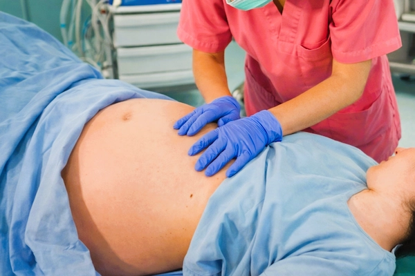 Personal sanitario ejerce presión abdominal durante el parto, práctica asociada a la maniobra de Kristeller y a negligencias médicas