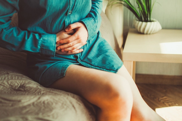 Persona con dolor abdominal intenso, síntoma de obstrucción intestinal, patología que puede agravarse por negligencias médicas