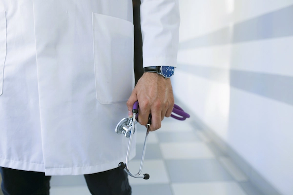Oncólogo con bata y estetoscopio, símbolo de posibles negligencias médicas en oncología y mala praxis sanitaria.