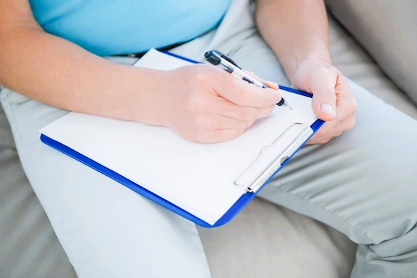 Persona completando un test de incapacidad permanente para valorar la viabilidad de su solicitud ante la Seguridad Social.