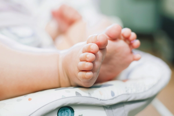 Pies de bebé recién nacido, asociado a daño cerebral en partos por falta de oxígeno y posibles negligencias médicas.