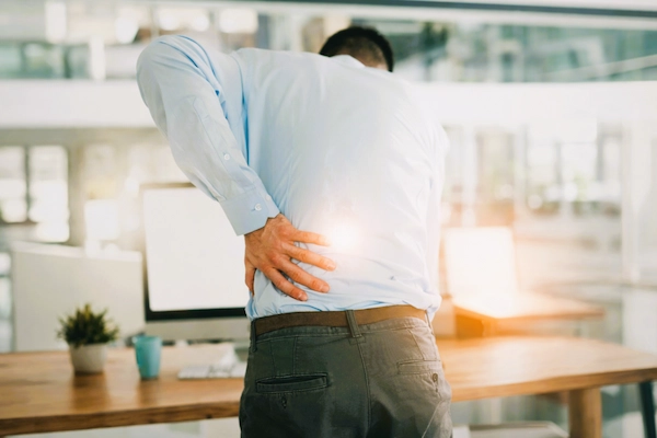 Persona con radiculopatía crónica e incapacidad permanente por dolor y limitación funcional en columna y extremidades