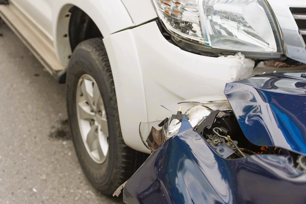 Choque entre vehículos con daños visibles, relacionado con perjuicio personal básico, indemnización por lesiones temporales tras accidente.