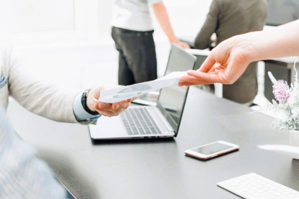 Entrega de carta de amonestación laboral en una oficina, relacionada con cómo recurrir una sanción disciplinaria en el trabajo