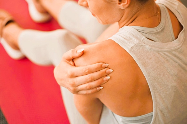 Persona sujetándose el hombro por rotura del supraespinoso, lesión del tendón del hombro que puede causar incapacidad laboral.