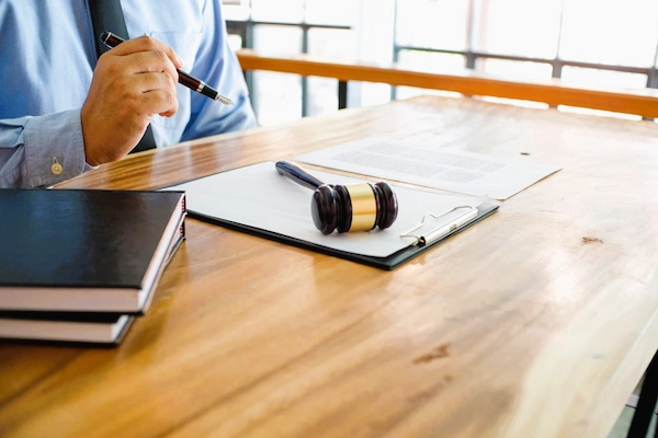 Juez con mazo y documentos legales; representa medidas cautelares, decisiones urgentes para prevenir daños durante un proceso
