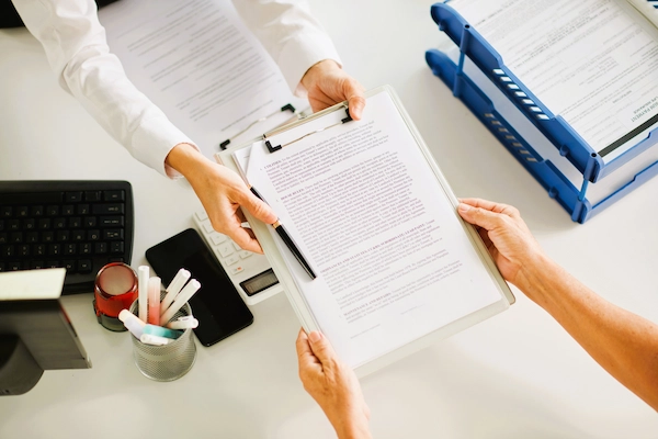 Entrega de documento laboral; modificación sustancial de condiciones de trabajo, cambios relevantes en horario, salario o funciones