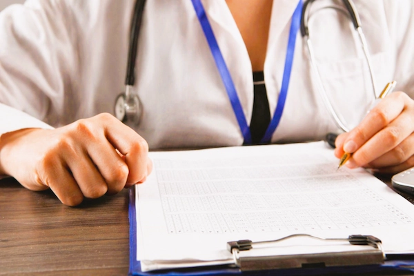 Médico completando informe clínico, representando negligencia médica por retraso diagnóstico y sus implicaciones legales