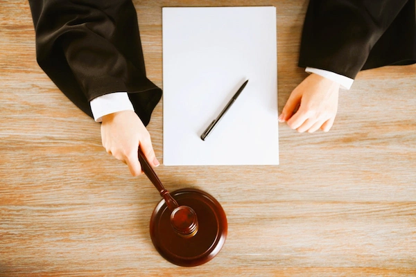 Mazo judicial y documento sobre mesa, representando si se puede recurrir una sentencia firme en el ámbito legal