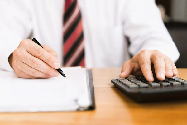 Profesional calculando plazos judiciales y recursos procesales con documentos y calculadora en despacho legal