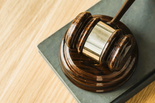 Mazo judicial sobre una mesa relacionado con la prejudicialidad contencioso-administrativa.