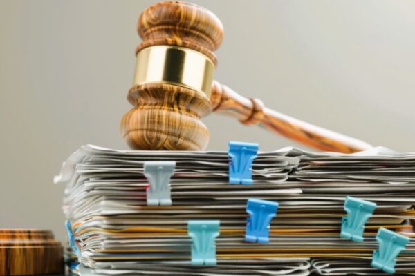 Mazo judicial sobre expedientes simboliza recurso de casación contencioso-administrativo, revisión legal ante el Tribunal Supremo.