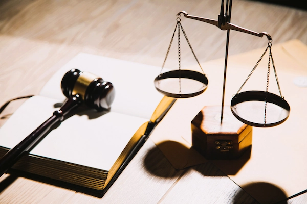 Balanza de la justicia y mazo judicial que representan el recurso de queja, mecanismo para impugnar decisiones procesales.