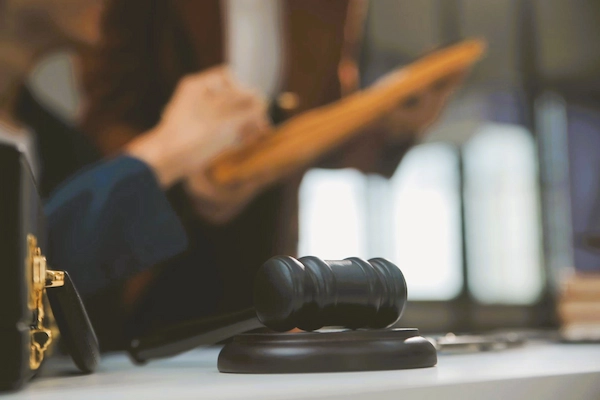 Mazo judicial ante documentos legales, relacionado con el recurso de casación para revisar sentencias penales.