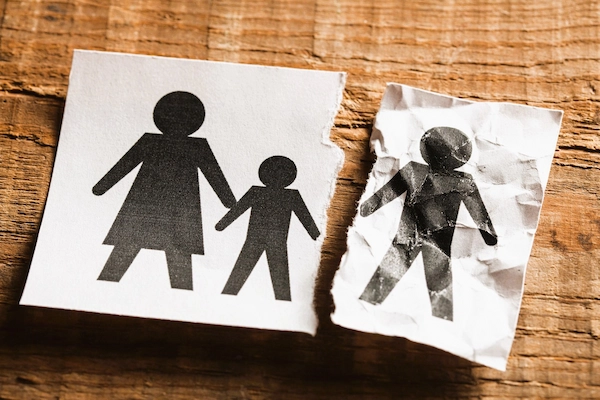 Representación de un divorcio en gananciales con hijos, donde se simboliza la separación familiar y el reparto de bienes comunes.