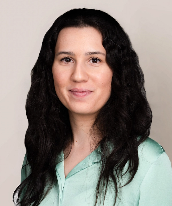 Retrato de Alicia Martín Sanz, abogada de Javaloyes Legal especializada en negligencias médicas y sanciones de tráfico.
